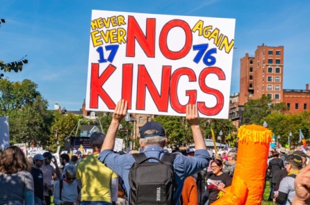 500 tổ chức là kẻ chủ mưu đứng sau các cuộc biểu tình “No Kings”