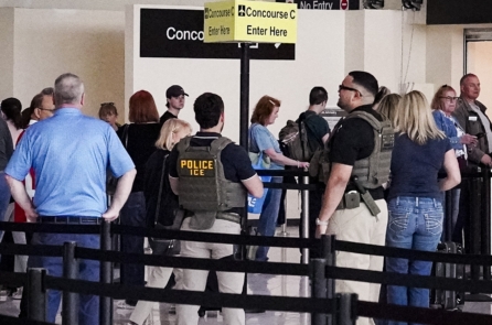 Đặc vụ ICE được triển khai tại 14 sân bay, ông Trump phản đối đeo khẩu trang