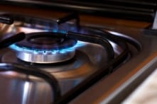 Sau xăng dầu tăng, giá gas tăng 2.500 đồng/kg, bình 12kg lên 540.000 đồng