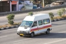 Xe cứu thương ở Ấn Độ va phải ổ gà trên đường, bệnh nhân chết não sống lại kỳ diệu