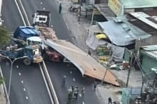 TP.HCM: Tấm thép hơn 10 tấn rơi đè bẹp cabin xe rác, tài xế tử vong