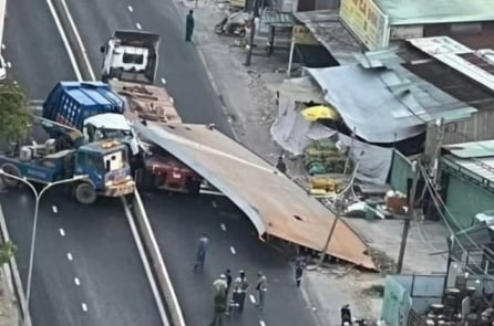 TP.HCM: Tấm thép hơn 10 tấn rơi đè bẹp cabin xe rác, tài xế tử vong