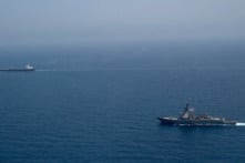 Trực thăng Mỹ chặn tàu thương mại bị trừng phạt trên Biển Ả Rập