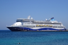 Du thuyền đầu tiên đi qua eo biển Hormuz kể từ khi xung đột Iran bùng nổ