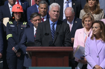 Hạ viện Mỹ bác đề xuất hạn chế quyền chiến tranh của ông Trump với Iran