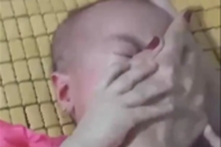 Mẹ ruột bóp chặt mũi miệng con nhỏ 8 tháng tuổi để trêu tức chồng