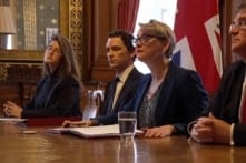 Anh dẫn đầu hơn 40 quốc gia tìm cách khơi thông eo biển Hormuz, Mỹ vắng mặt