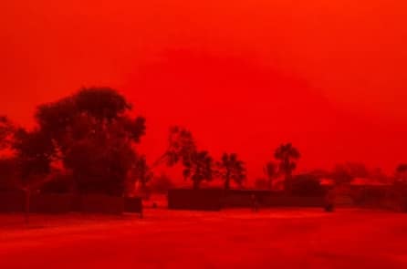 Bão nhiệt đới áp sát, bầu trời vịnh Shark ở Tây Úc chuyển màu đỏ như máu