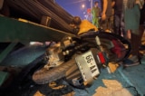 Hàng chục tấn thép đổ xuống từ xe đầu kéo, đè bẹp một xe máy trên đường