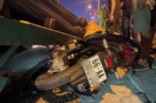 Hàng chục tấn thép đổ xuống từ xe đầu kéo, đè bẹp một xe máy trên đường