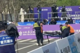 Hai robot ngã trên đường đua bán marathon Trung Quốc, hình ảnh gây tranh cãi