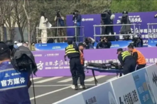 Hai robot ngã trên đường đua bán marathon Trung Quốc, hình ảnh gây tranh cãi