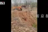 Cựu bí thư đảng ủy thôn ở tỉnh Sơn Tây, TQ dùng máy ủi chôn sống dân làng gây phẫn nộ