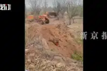 Cựu bí thư đảng ủy thôn ở tỉnh Sơn Tây, TQ dùng máy ủi chôn sống dân làng gây phẫn nộ
