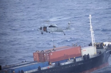 Video cảnh thủy quân lục chiến Mỹ đổ bộ lên tàu buôn bằng trực thăng