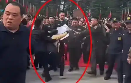 Video: Cháu trai Mao Trạch Đông về quê, phụ nữ quỳ chặn đường kêu oan bị kéo đi