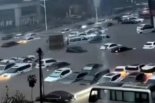 Trung Quốc: Quảng Tây mưa cực lớn, đường phố ngập sâu, xe cộ chìm trong nước