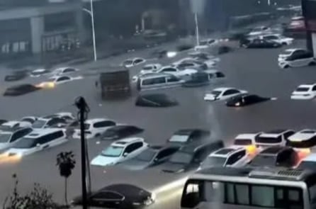 Trung Quốc: Quảng Tây mưa cực lớn, đường phố ngập sâu, xe cộ chìm trong nước