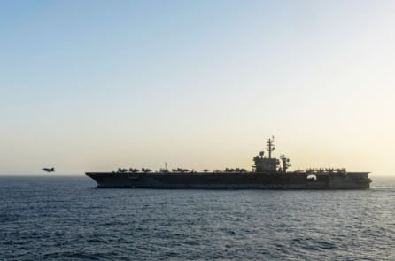 Ông Trump: Quân đội Mỹ bắn thủng phòng máy và thu giữ một tàu chở hàng của Iran