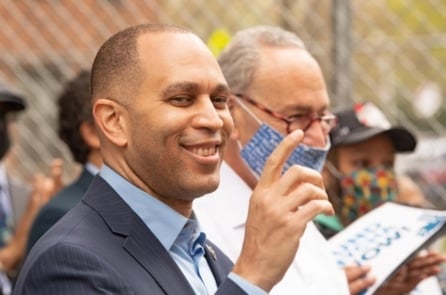 Đảng Dân chủ nhắm vào chính sách thuế quan của ông Trump trước bầu cử giữa nhiệm kỳ