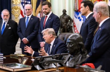 Ông Trump: Lệnh phong tỏa eo biển Hormuz khiến Iran “nghẹt thở”