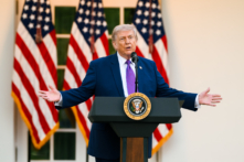 Ông Trump: Hoãn kế hoạch tấn công Iran vào thứ Ba, đàm phán đang diễn ra nghiêm túc