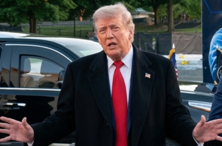Ông Trump đích thân thị sát công trình Hồ Phản chiếu, thảo luận về TQ và Iran