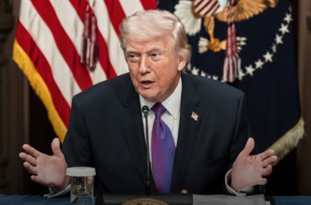 Ông Trump: Iran nên giương cờ trắng đầu hàng