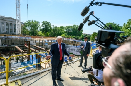 Tổng thống Trump: Có thể phải giáng thêm một đòn nặng nề nữa vào Iran