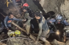 1 trong 5 người đàn ông bị mắc kẹt trong hang động ở Lào đã được giải cứu