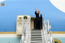Trước khi về Mỹ, toàn bộ vật phẩm Trung Quốc của đoàn Trump bị vứt vào thùng rác