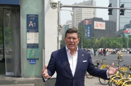 MC Fox News trên đường phố Bắc Kinh: “Đâu đâu cũng có camera”