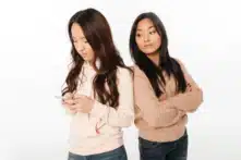 Bác sĩ người Anh: Tác hại của mạng xã hội tương đương với hút thuốc lá