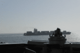 Tàu chở hàng bị tàu nhỏ tấn công gần eo biển Hormuz, thuyền viên an toàn