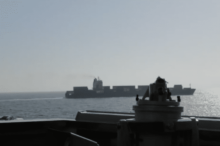 Tàu chở hàng bị tàu nhỏ tấn công gần eo biển Hormuz, thuyền viên an toàn