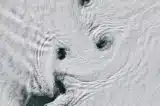 NASA ghi lại hình ảnh đám mây xoáy kỳ lạ như “hố đen” trên bầu trời Nam Cực