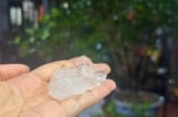 Mưa đá xuất hiện tại Hà Nội và nhiều tỉnh miền Bắc, làm vỡ kính ô tô, thủng mái nhà