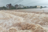 Quảng Ninh: Nước lũ tràn vào trụ sở xã, cuộc họp phải dừng giữa chừng 