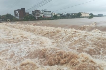 Quảng Ninh: Nước lũ tràn vào trụ sở xã, cuộc họp phải dừng giữa chừng 