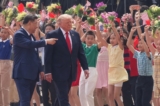 Ông Trump thăm Trung Quốc, chi tiết học sinh không đeo khăn quàng đỏ gây bàn tán