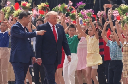 Ông Trump thăm Trung Quốc, chi tiết học sinh không đeo khăn quàng đỏ gây bàn tán
