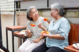 Ăn vặt, niềm vui tuổi già