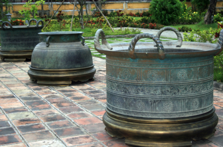 Về một vài điểm sai lầm trên những chiếc vạc đồng thời Nguyễn