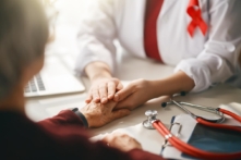 Bệnh nhân nói chi phí điều trị ung thư quá lớn, Bộ Y tế phản hồi gì?