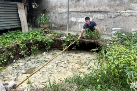 Hố sụt sâu 4 m xuất hiện sát móng nhà dân ở Thái Nguyên
