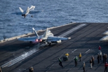 Tiêm kích từ mẫu hạm USS Abraham Lincoln đánh chặn tàu dầu Iran