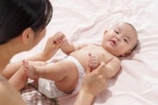 Bê bối tã giấy độc gây chấn động TQ, phụ huynh ồ ạt đưa con đi xét nghiệm máu