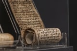 AI lần đầu giải mã thành công cuộn giấy Herculaneum bị cháy 2.000 năm