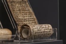 AI lần đầu giải mã thành công cuộn giấy Herculaneum bị cháy 2.000 năm
