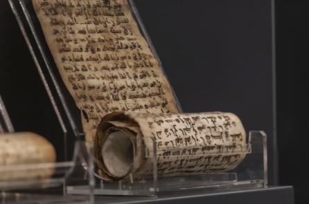 AI lần đầu giải mã thành công cuộn giấy Herculaneum bị cháy 2.000 năm